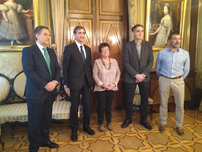 Emilio Sáez junto a la consejera antes de la firma del convenio | EUROPA PRESS ep emilio saezaconsejeradefirmaconvenio