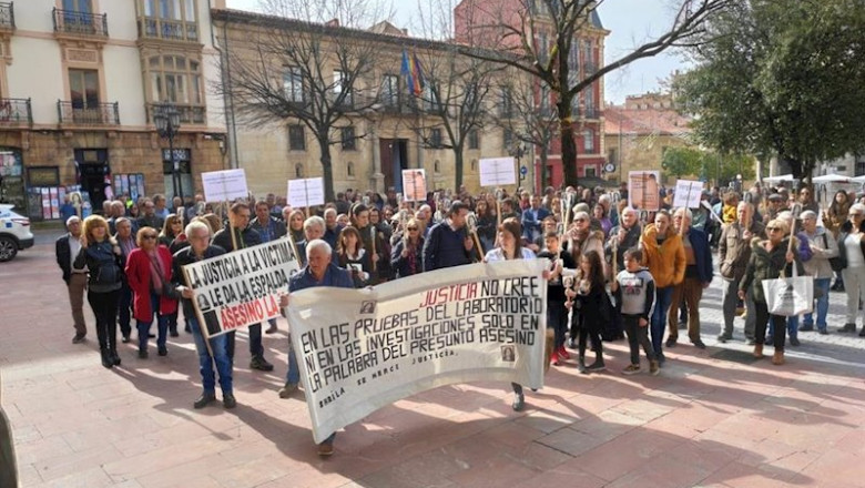 ep familiares amigos y vecinos de sheila barrero asesinada en 2004 se concentran ante el tsja