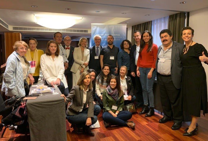 ep foto de grupo con algunos de los nefrologos y profesionales sanitarios participantes en la