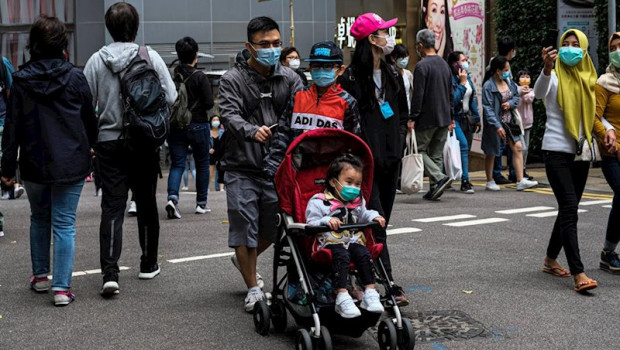 ep gente paseando por las calles de hong kong