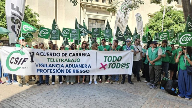 ep imagen de la concentracion de trabajadores de la agencia tributaria en sevilla