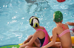 ep imagenarchivounos ninosuna piscina