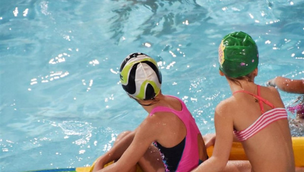 ep imagenarchivounos ninosuna piscina
