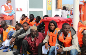 ep la embarcacion de salvamento maritimo alcor recoge a 50 inmigrantes subsaharianos que habian