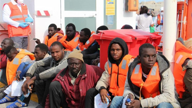 ep la embarcacion de salvamento maritimo alcor recoge a 50 inmigrantes subsaharianos que habian
