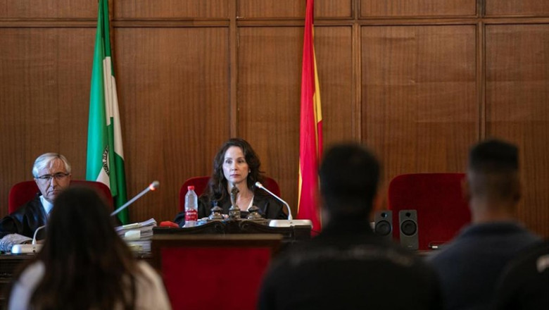 ep la jueza mercedes alaya preside el juicio con jurado popular a un hombre acusado de maltratar y ep la jueza mercedes alaya preside el juicio con jurado popular a un hombre acusado de maltratar y