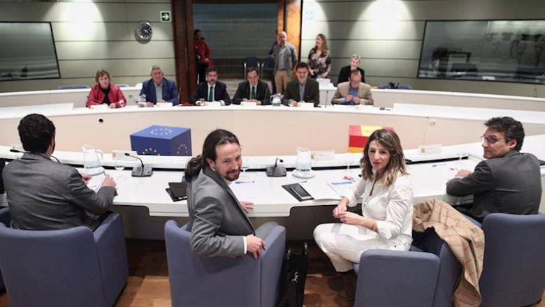 La ministra de Trabajo y Economía Social, Yolanda Díaz ( 2d) y el vicepresidente del Gobierno de Derechos Sociales y Agenda 2030, Pablo Iglesias (2i), durante la reunión con los representantes de las Organizaciones Profesionales Agrarias (OPAS) | Eduardo Parra - Europa Press ep la ministra de trabajo y economia social yolanda diaz 2d y el vicepresidente del gobierno de