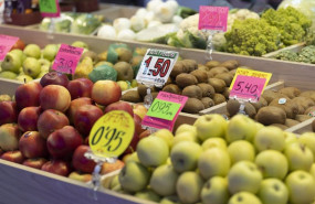 ep manzanas y otras frutas en una fruteria en un puesto de un mercado ep manzanas y otras frutas en una fruteria en un puesto de un mercado