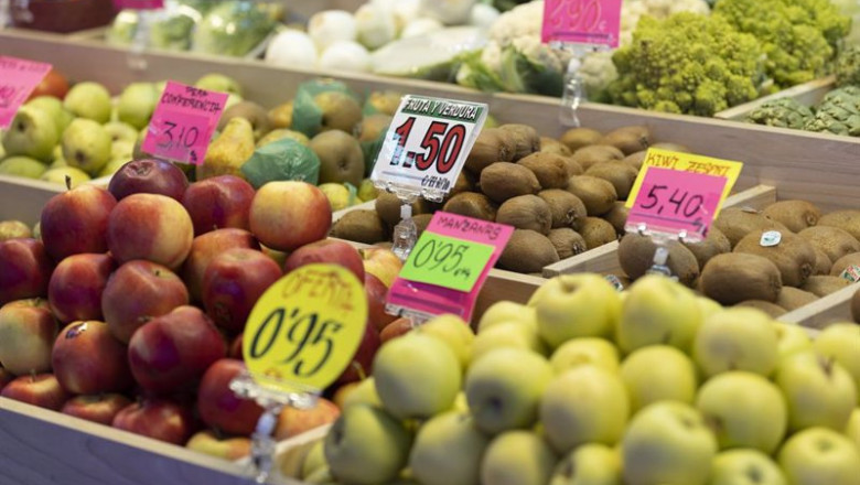 ep manzanas y otras frutas en una fruteria en un puesto de un mercado ep manzanas y otras frutas en una fruteria en un puesto de un mercado