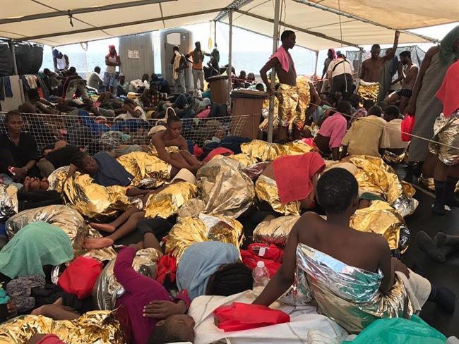 Migrantes y refugiados rescatados por un barco de MSF en el Mediterráneo | TWITTER/@MSF_SEA ep migrantesrefugiados rescatadosun barcomsfmediterraneo