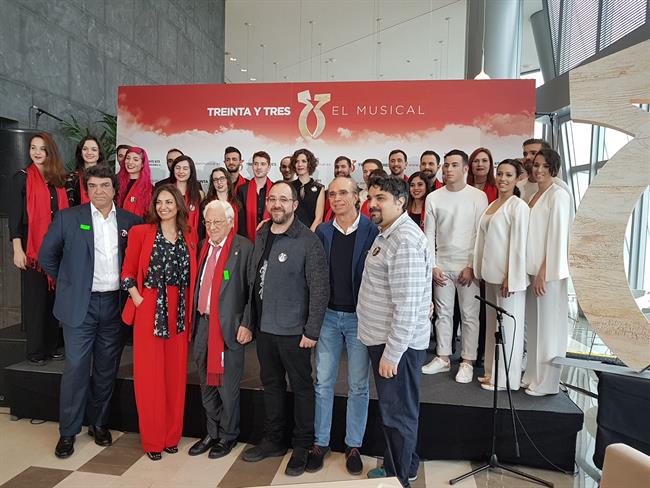 Parte del equipo de '33 El Musical' con el padre Ángel y Mariló Montero | EUROPA PRESS ep parteequipo de 33musical conpadre angelmarilo montero