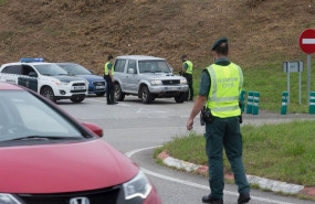 ep punto de control de la guardia civil de trafico en la entrada a la comunidad gallega a traves de