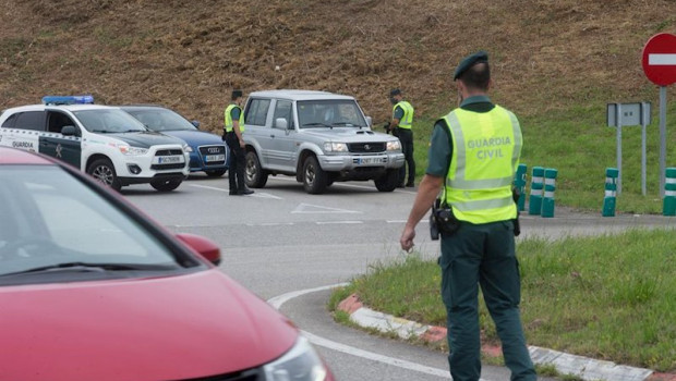 ep punto de control de la guardia civil de trafico en la entrada a la comunidad gallega a traves de