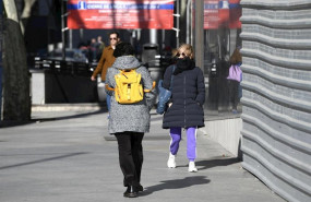 ep tres personas caminan por madrid con la presencia de la borrasca jorge que desde el sabado se