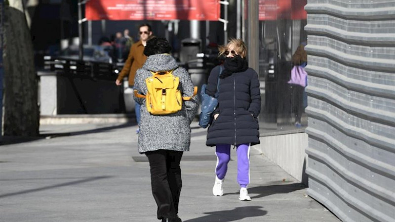 ep tres personas caminan por madrid con la presencia de la borrasca jorge que desde el sabado se