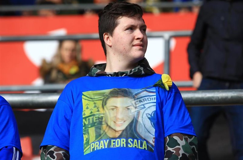 ep un aficionado del cardiff city acude a un partido con una camiseta homenaje a emiliano sala
