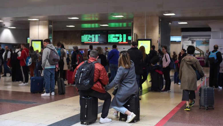 ep un grupo de personas en las instalaciones de la estacion madrid chamartin clara campoamor ep un grupo de personas en las instalaciones de la estacion madrid chamartin clara campoamor