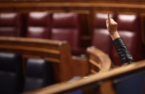 ep un miembro del hemiciclo vota durante una sesion plenaria celebrada en el congreso