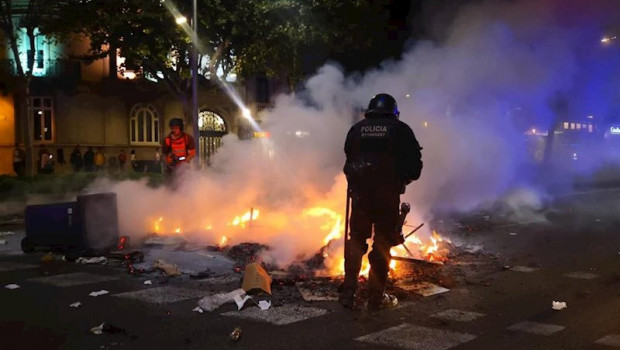 ep un mosso desquadra intenta apagar una hoguera durante disturbios de los cdr en barcelona contra