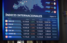 ep un panel marca los indices internacionales en el palacio de la bolsa a 4 de enero de 2024 en