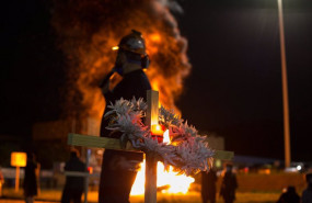 ep un trabajador participa en un velatorio nocturno simbolico convocado por la fabrica de alcoa en ep un trabajador participa en un velatorio nocturno simbolico convocado por la fabrica de alcoa en