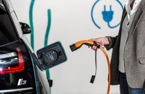 ep un usuario de endolla barcelona recarga su vehiculo electrico en uno de los puntos instalados en