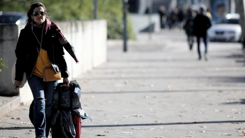 Una mujer camina con su maleta por una calle de Madrid. | Eduardo Parra - Europa Press - Archivo ep una mujer camina con su maleta por una calle de madrid