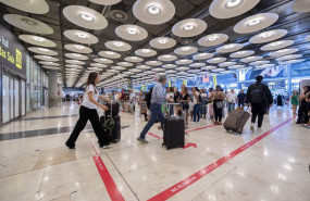 ep varias personas con maletas en la terminal t4 del aeropuerto adolfo suarez madrid barajas a 30 de