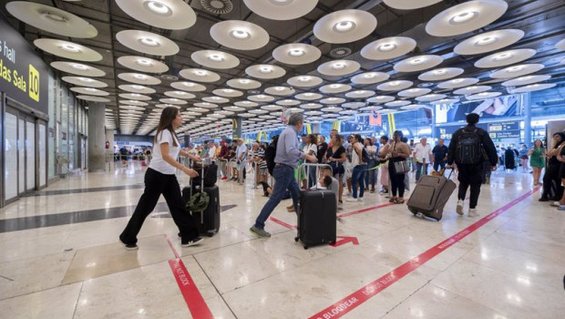 ep varias personas con maletas en la terminal t4 del aeropuerto adolfo suarez madrid barajas a 30 de