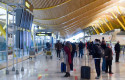 ep varias personas en el aeropuerto de adolfo suarez en madrid
