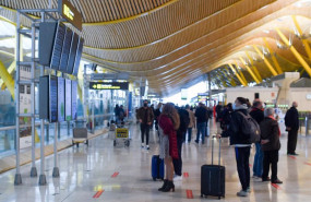 ep varias personas en el aeropuerto de adolfo suarez en madrid