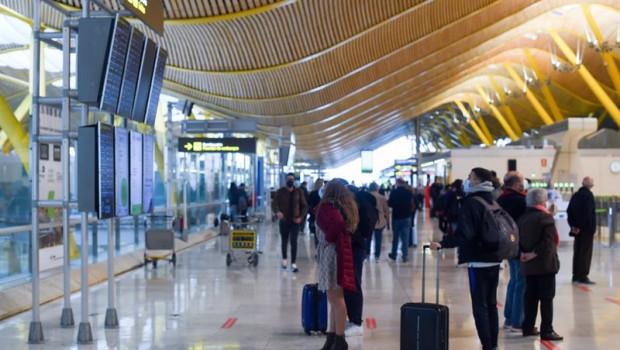 ep varias personas en el aeropuerto de adolfo suarez en madrid