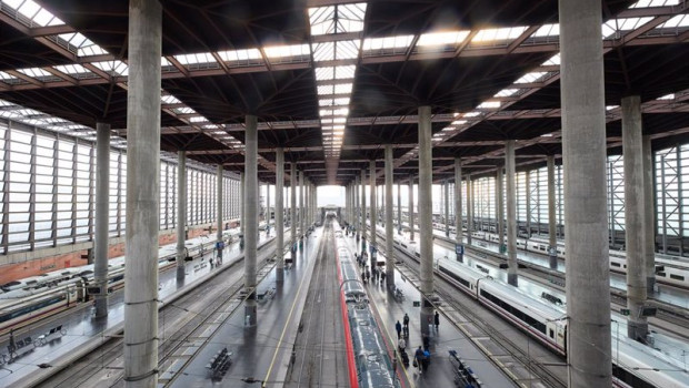 ep varias personas en las vias de la estacion puerta de atocha almudena grandes a 30 de diciembre de