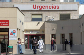 ep varias personas protegidas con mascarilla se encuentran cerca de la puerta de urgencias del