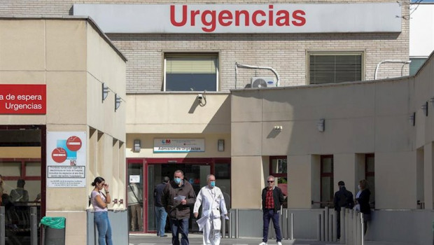 ep varias personas protegidas con mascarilla se encuentran cerca de la puerta de urgencias del