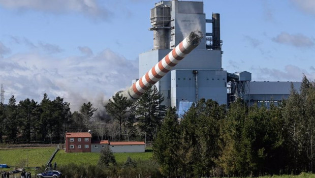 ep voladura de la chimenea de la central termica de meirama en cerceda a coruna