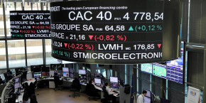 le cours de l indice boursier francais cac 40 et des informations sur le cours des actions des entreprises sont affiches sur des ecrans a la bourse de paris 20250624131345 