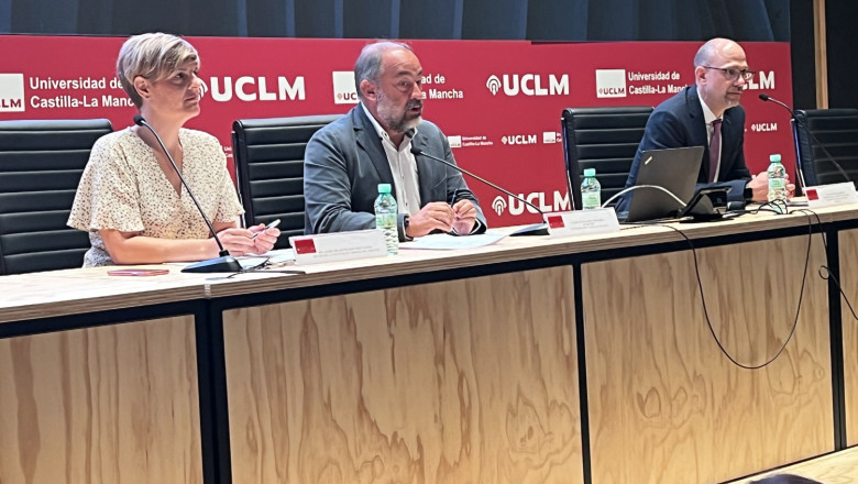 1238361 mar a del roc o fern ndez santos jos juli n garde l pez y luis alberto mench n en la presentaci n programa botica rural 