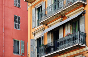 colorida arquitectura de las ventanas balcones de un edificio rojo en niza francia 