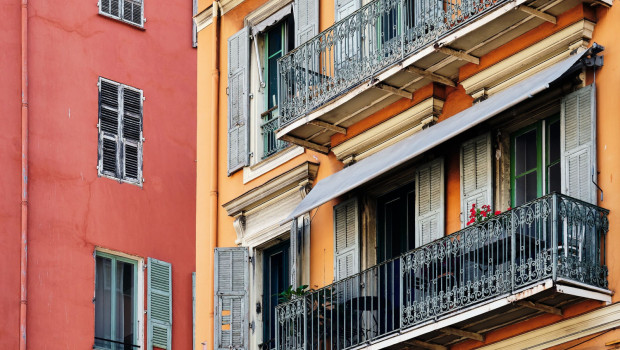 colorida arquitectura de las ventanas balcones de un edificio rojo en niza francia colorida arquitectura de las ventanas balcones de un edificio rojo en niza francia