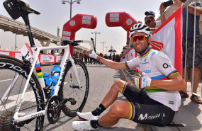 ep alejandro valverde junto al modelo de bicicleta con el que gano el mundial en 2018