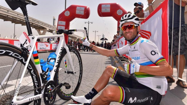 ep alejandro valverde junto al modelo de bicicleta con el que gano el mundial en 2018