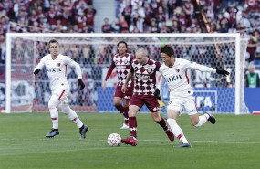 ep andres iniesta conduce la pelota durante el partido entre el vissel kobe y el kashima antlers