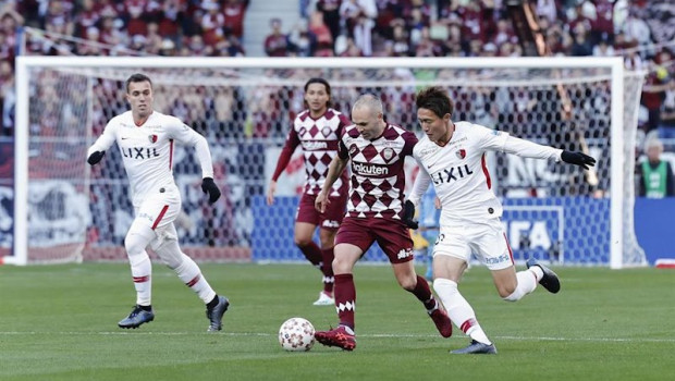 ep andres iniesta conduce la pelota durante el partido entre el vissel kobe y el kashima antlers