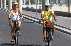 ep archivo   britanicos paseando en bicicleta por palma de mallorca