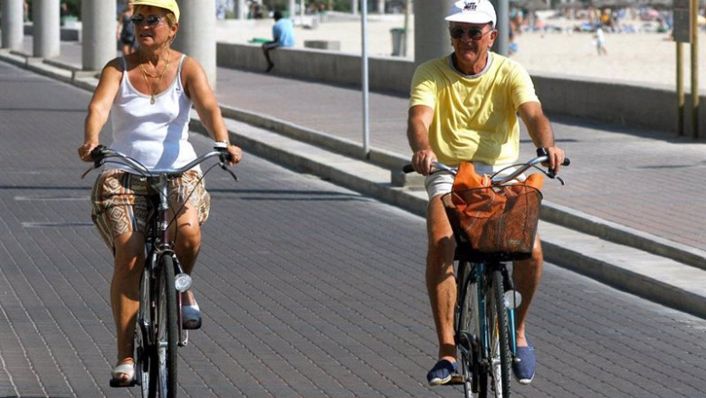 ep archivo britanicos paseando en bicicleta por palma de mallorca ep archivo britanicos paseando en bicicleta por palma de mallorca