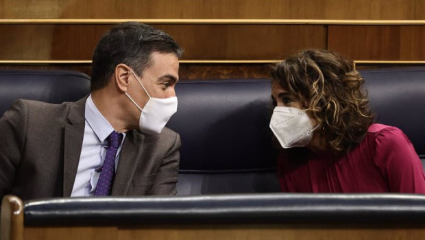 ep archivo   el presidente del gobierno pedro sanchez conversa con la ministra de hacienda maria