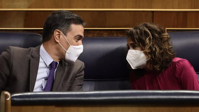 Archivo - El presidente del Gobierno, Pedro Sánchez, conversa con la ministra de Hacienda, María Jesús Montero, en una sesión plenaria en el Congreso de los Diputados, a 3 de febrero de 2022, en Madrid (España). Durante el pleno, han abordado, entre otras | Eduardo Parra - Europa Press - Archivo ep archivo el presidente del gobierno pedro sanchez conversa con la ministra de hacienda maria