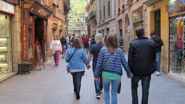 ep archivo   personas caminando por una calle comercial