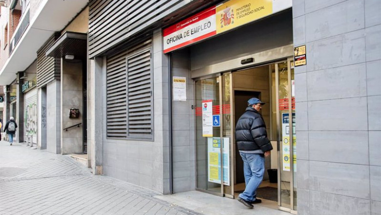 ep archivo un hombre entrando a una oficina de empleo ep archivo un hombre entrando a una oficina de empleo